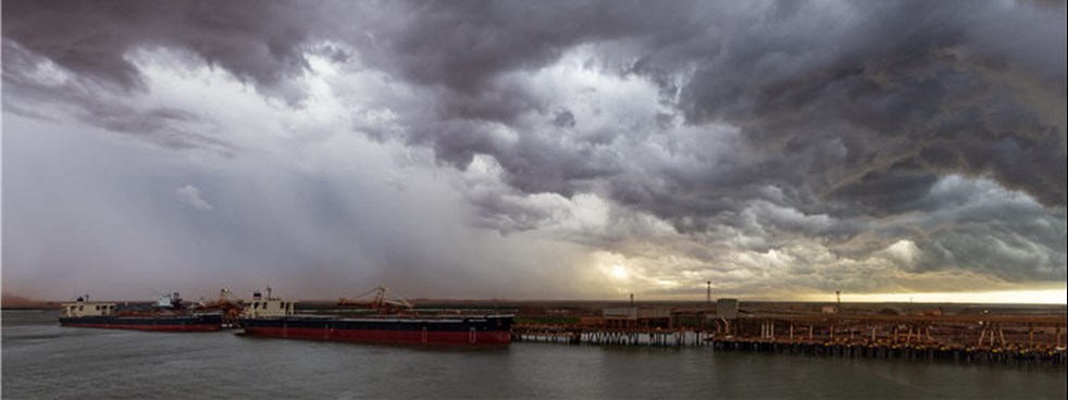 Port Hedland, Australia: Bulk Carriers loading iron ore in the harbor. Cyclonic storms during the Wet Season can disrupt port operations (photo)